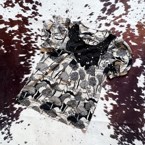 Anthropologie Tops - Kimchi & Blue Dainty Lace Blouse Sz XS